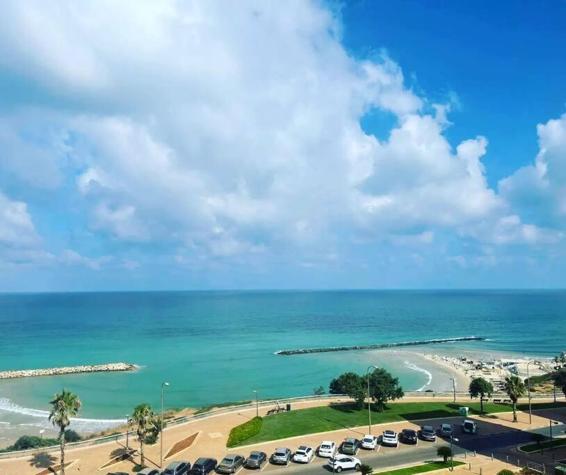 Beautiful 2-Bedroom Sea-View Apartment Netanja Zewnętrze zdjęcie